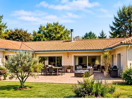 maison plain-pied 102 m² avec terrasse  jardin avec un puits  double garage et hangar