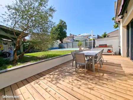 maison centre-ville avec piscine et jardin