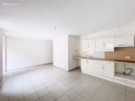 a louer  maison de ville avec cour extérieur