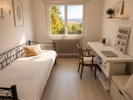 chambre meublée 12 5 m² – maison avec jardin de 1 490 m² – centre-ville à pied – idéale ét