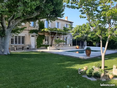 véritable mas provençal avec piscine
