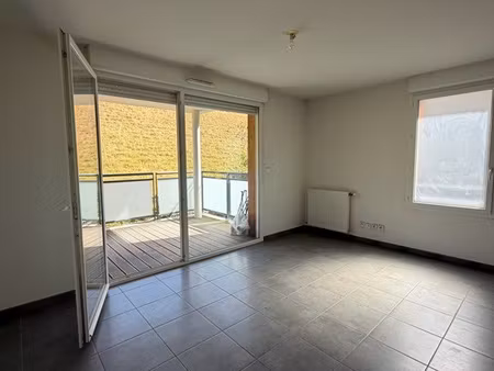 appartement t2 récent avec balcon et parking couvert
