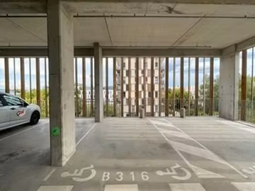 parking – place spacieuse sécurisée