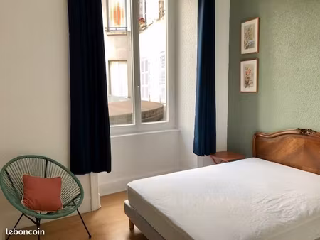 a louer centre-ville d'aurillac dans immeuble sécurisé  à proximité commerces. appartement