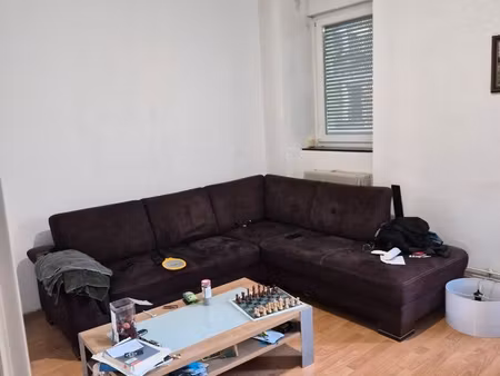 appartement à louer. il y a deux chambres à coucher  un salon  une cuisine et une salle de
