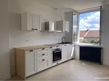 maison 3 chambres plus un bureau  un garage et jardin clos
