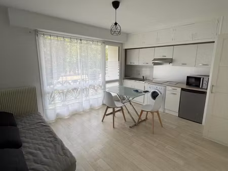 studio avec balcon et parking