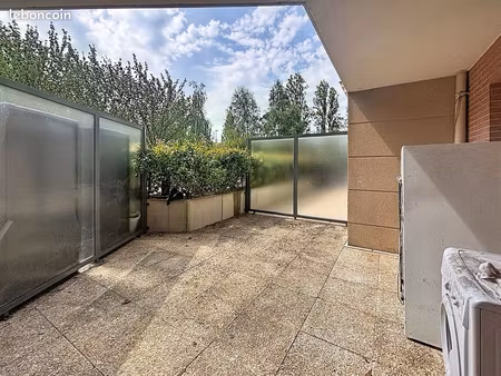 appartement t3 + deux terrasses + deux stationnements