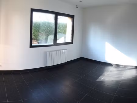 box / pièce de stockage / garde meuble