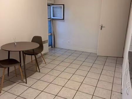 studio lumineux meublé