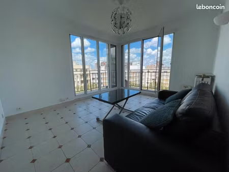 beau t3 traversant 59m² au dernier étage