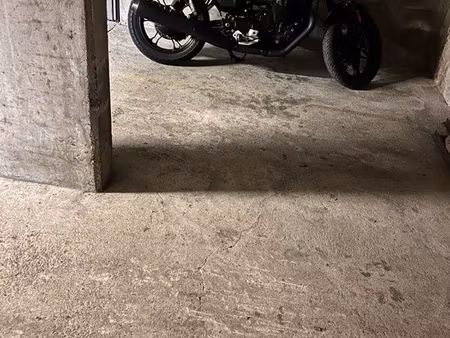 particulier loue place parking pour moto/scooter
