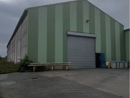 hangar / local industriel 900 m² à louer – grande hauteur – parking sécurisé – neuf-berqui