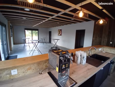 jolie salle de réunion et bureau dans un cadre atypique