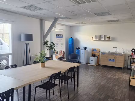 local pro 159m2 divisé en bureaux + entrepôt 920 ht