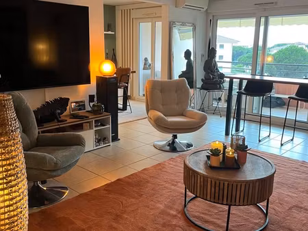 bel appartement avec terrasse et piscine dernier étage