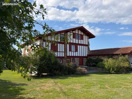 grande maison labourdine avec piscine