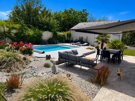 maison familiale de 160 m² avec piscine chauffée et grand terrain paysagé