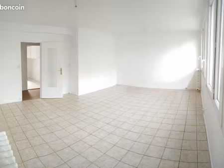 appartement 64m2 stationnement et cave