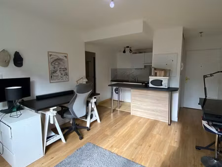 loue t2 meublé de 33 m² en rez de jardin avec jardin privatif et parking