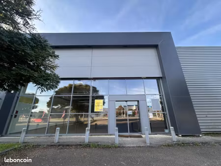 local d'activité 900 m²