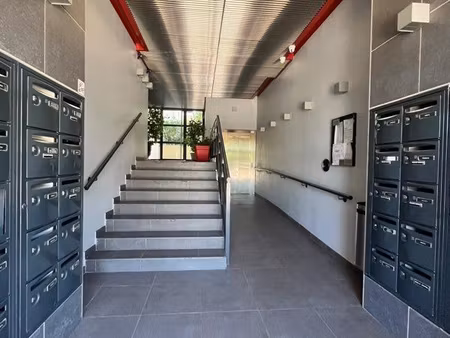 à louer – t2 de 49 m² avec loggia de 10 m² – proche centre ville– nîmes