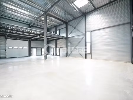 local d'activité 1 486 m²