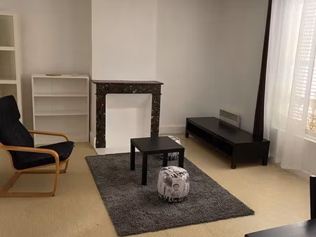 a louer t2 uniquement à des étudiants hyper centre figeac . loyer 400 +eau et électricité