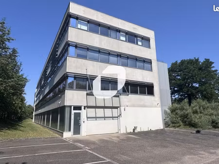 local d'activité 836 m²