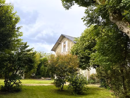 demeure avec jardin et dependance