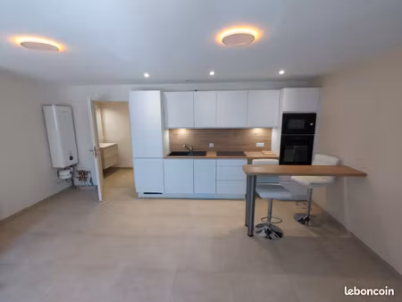 t2 meublé  rez-de-chaussée  43m²  libre  rénové