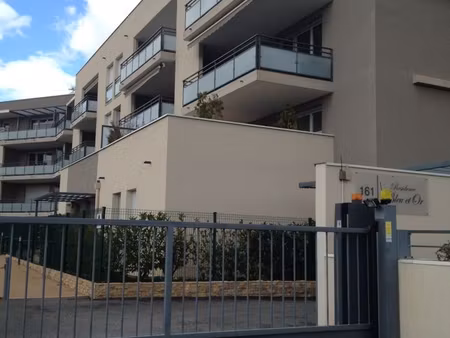 garage box fermé dans une résidence sécurisée