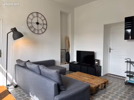 appartement meublé et équipé. calme et lumineux. 1 chambre. résidence sécurisée. parking e