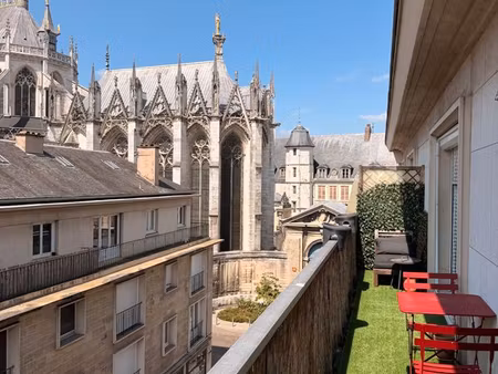 appartement meublé t3 – 69 m² – vue cathédrale – balcon – box fermé
