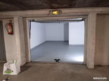 box garage fermé à louer - 26 m2