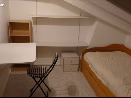 chambre indépendante avec une douche. un pieds à terre idéale sous les toits. metro républ