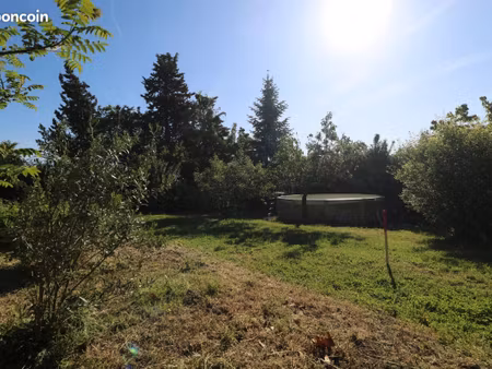 terrain plat  clos et paysagé de 300m²