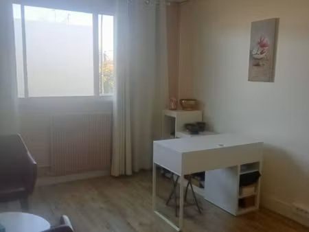 a 100m de la gare  loue chaque lundi 1 cabinet climatise de 12m2