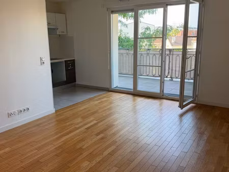 f3 + balcon sans vis à vis