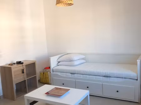 location studio meublé