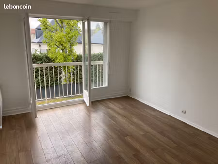 studio vue dégagée avec parking