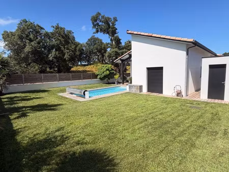 maison récente d’architecte de plein pied avec piscine et grand garage