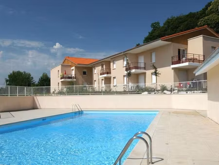joli t2 avec piscine  balcon et parking