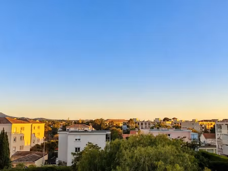 t3 60m² rénové  plein sud  vue dégagée – balcon+loggia – parking – sanary la buge