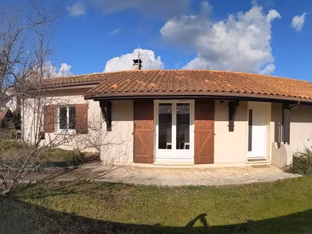 maison 122 m2  grande pièce à vivre  3 chambres  1 bureau  jardin  garage