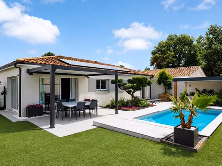 maison contemporaine de 100 m² avec piscine  pool-house  panneaux photovoltaïques et prest