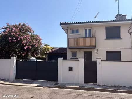 maison de ville mitoyenne avec piscine garage et prestations de qualité