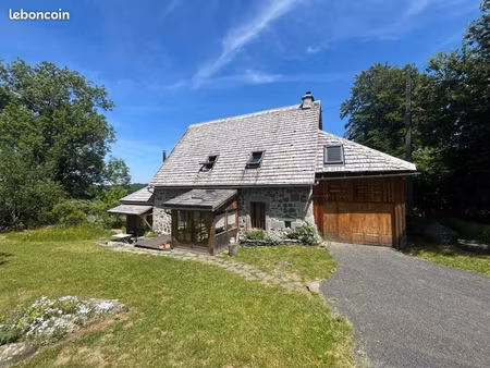 maison en pierre rénovée en pleine nature