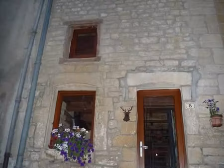 charmante maison mitoyenne en pierres du pays