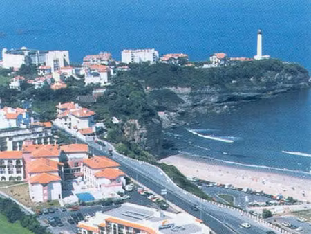 studio meublé face à la mer et au golf